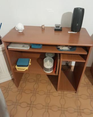 scrivania porta computer