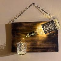 Tavola in legno con bottiglia