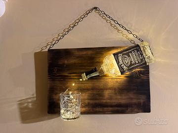 Tavola in legno con bottiglia