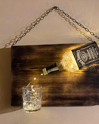 Tavola in legno con bottiglia