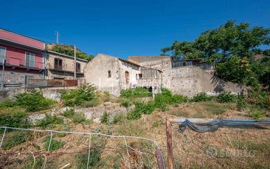 Casa da ristrutturare oltre terreno con accesso ca