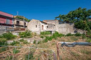 Casa da ristrutturare oltre terreno con accesso ca