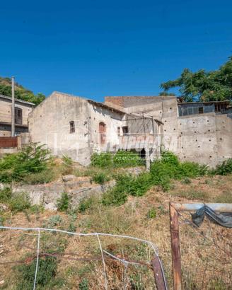 Casa da ristrutturare oltre terreno con accesso ca