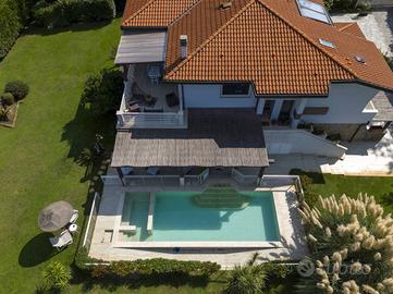 Villa di 260 m² con più di 5 locali a Pietrasanta