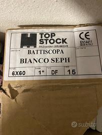 Battiscopa bianco