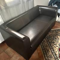 Divano in simil cuoio