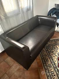 Divano in simil cuoio