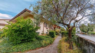 Villa di 522 m² con 4 locali e box auto doppio a F