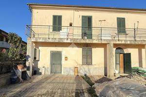 CASA INDIPENDENTE A MONTALE