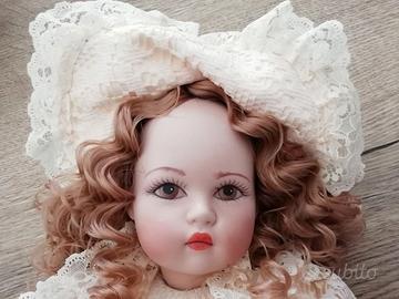 Bambola da collezione in ceramica