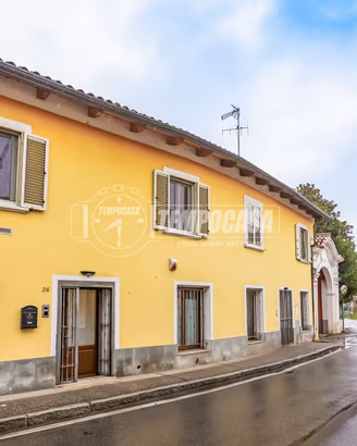 PORZIONE BIFAMILIARE CON CORTILE PRIVATO!!
