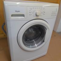 Lavatrice a carica frontale di marca Whirlpool.
