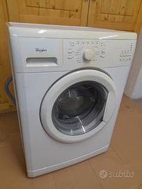 Lavatrice a carica frontale di marca Whirlpool.