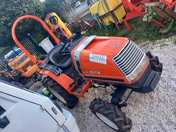 Trattore kubota con trincia