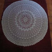 Tovaglia rotonda vintage all'uncinetto. 