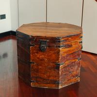 Baule / tavolino d’appoggio ottagonale antico