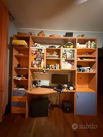 Scrivania con mobili e mensole, struttura completa