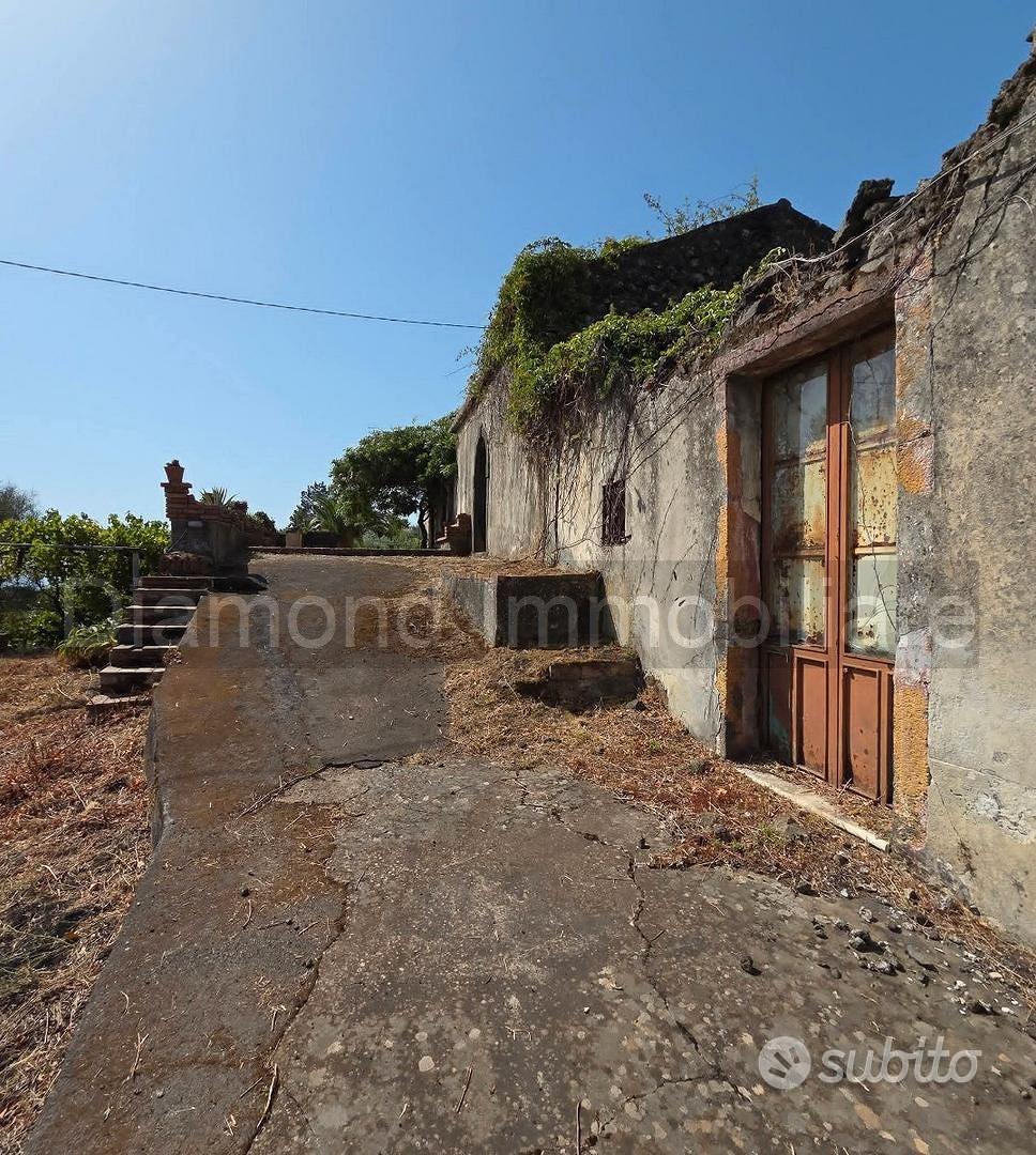 Rustico e palmento con terreno a Piedimonte Etneo - Vista 2