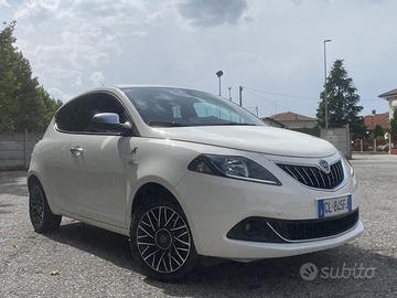 LANCIA Y ALBERTA FERRETTI  FIREFLY HYBRID.