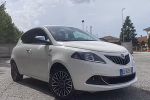 LANCIA Y ALBERTA FERRETTI  FIREFLY HYBRID.