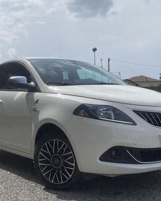 LANCIA Y ALBERTA FERRETTI  FIREFLY HYBRID.