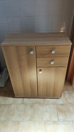 mobiletto con due ante e due cassetti.