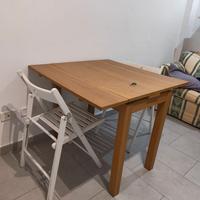 Tavolo pieghevole e sedie pieghevoli