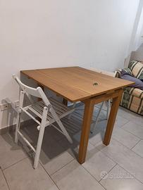 Tavolo pieghevole e sedie pieghevoli