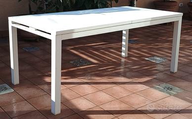 Tavolo esterno in acciaio
