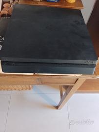 PlayStation 4 slim  più due controller wi fi
