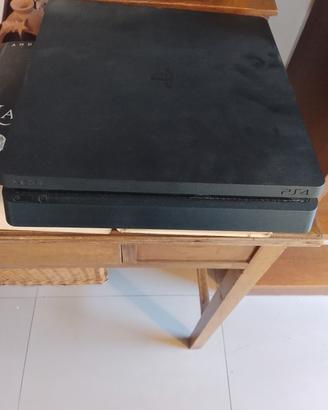 PlayStation 4 slim  più due controller wi fi