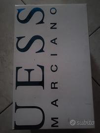 Scarpe nere lucide decolte con il tacco