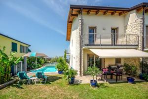 VILLA A SCHIERA A COSTERMANO