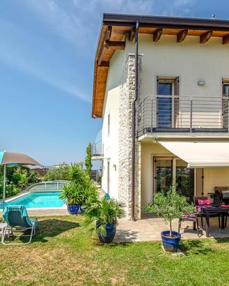 VILLA A SCHIERA A COSTERMANO