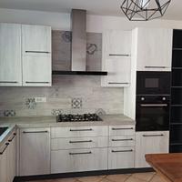 Cucina con elettrodomestici