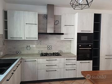 Cucina con elettrodomestici