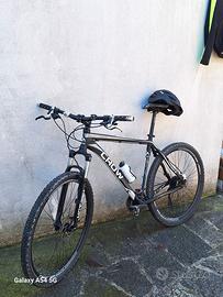 Mountain bike + caschetto + giacca