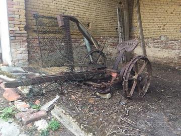 Falciatrice antica da traino