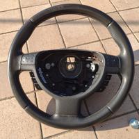 Volante in pelle con comandi radio