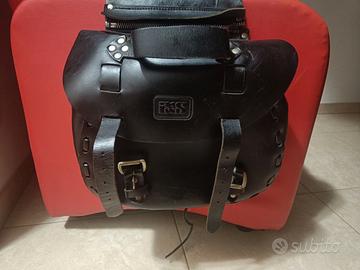 Coppia di borse in cuoio per moto