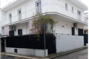 Casa bifamiliare, piano rialzato senza condominio,