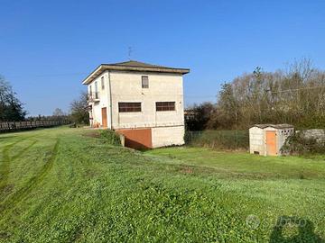 Casa indipendente di 120 m² con 3 locali e box aut