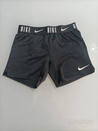 pantaloncini Nike tecnico per bambina 6/8 anni 
