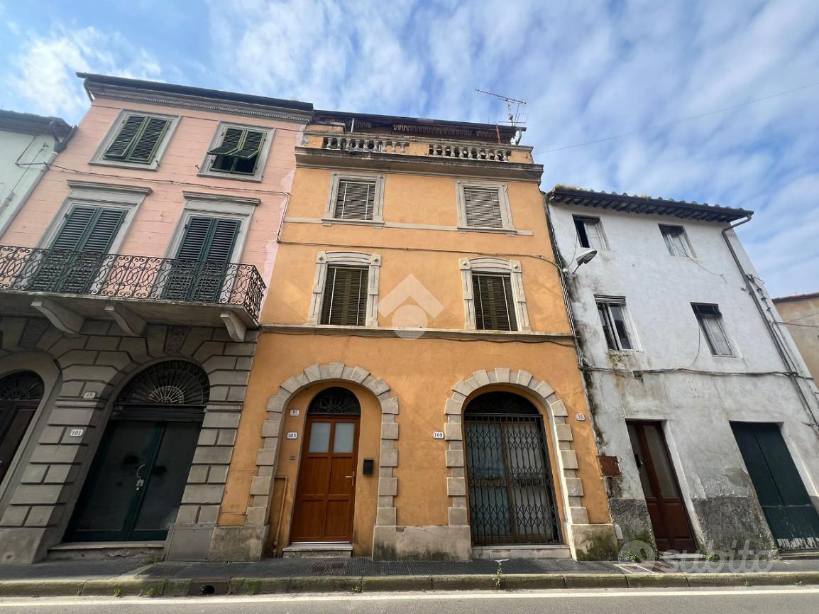 CASA SEMINDIPENDENTE A LUCCA