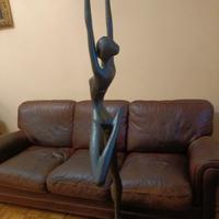 scultura donna in bronzo
