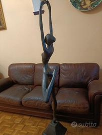 scultura donna in bronzo