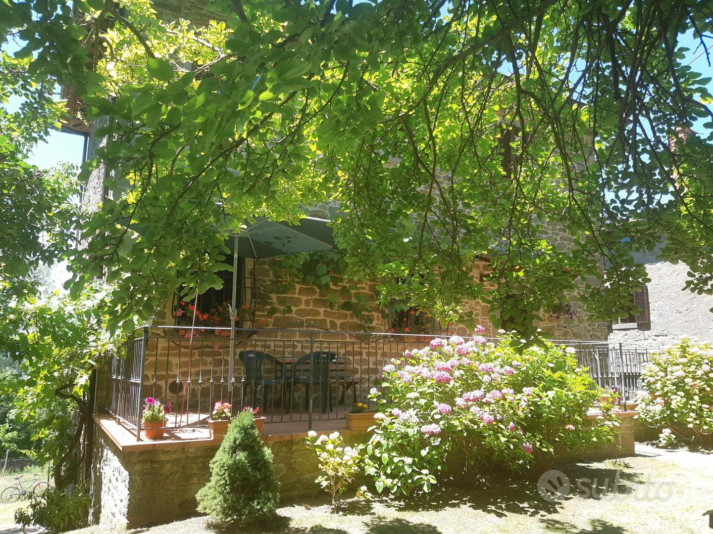 Casa in pietra con annessi bosco e sorgente - Vista 4