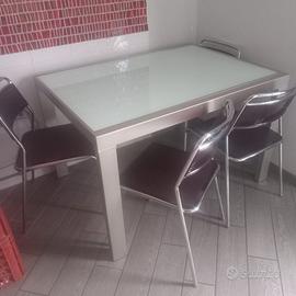 Tavolo e 4 sedie