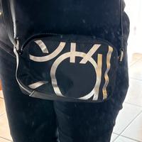 Tracollina nera di Calvin Klein