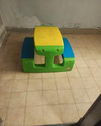 Tavolino picnic Little Tikes per bambini